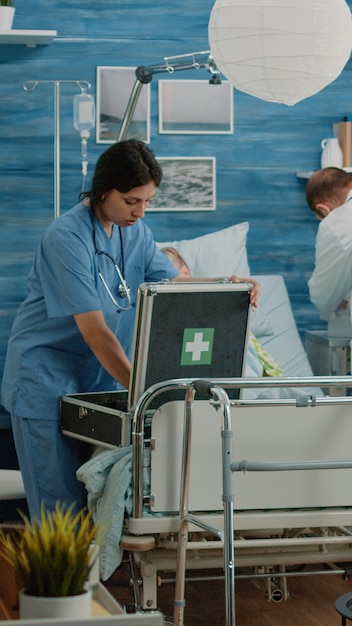 Foto hombre preocupado pidiendo al equipo médico que ayude a la anciana enferma