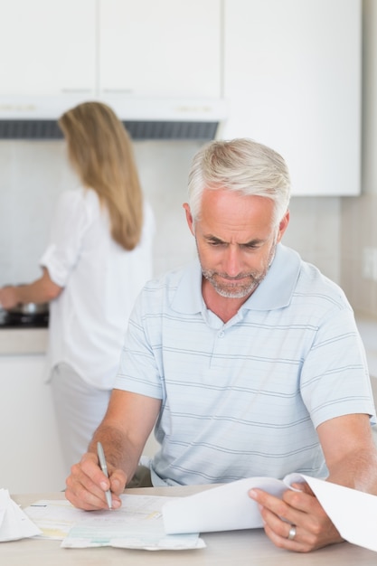 Hombre preocupado resolviendo finanzas con el socio que se coloca detrás