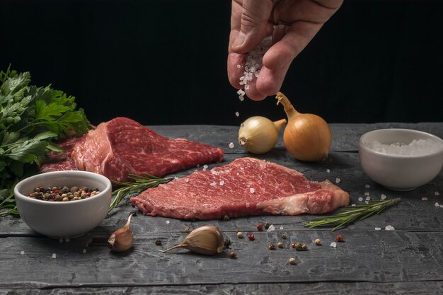 Un hombre prepara chuletas de filetes de ternera. Cocinar platos de carne.