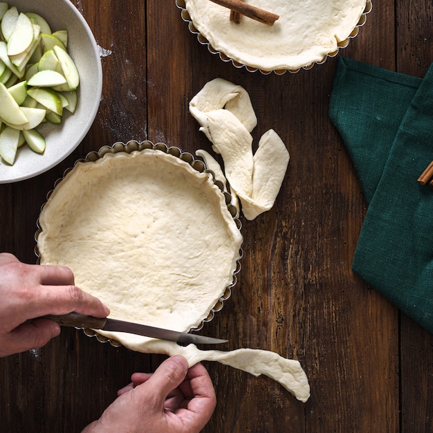 Hombre preparación casera tarta de manzana vista superior