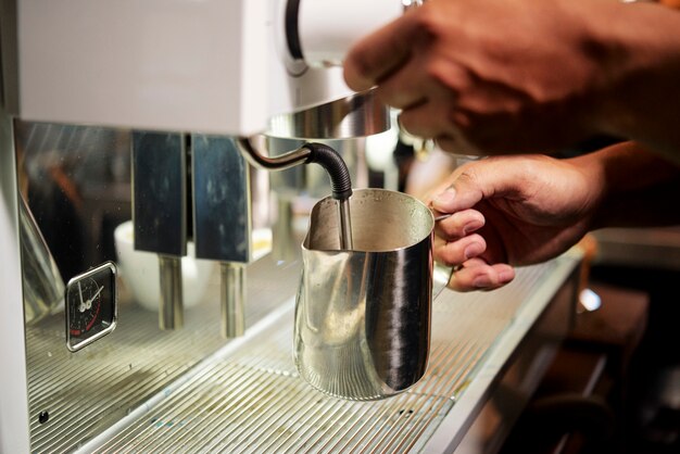 Hombre preparando café en cafetera