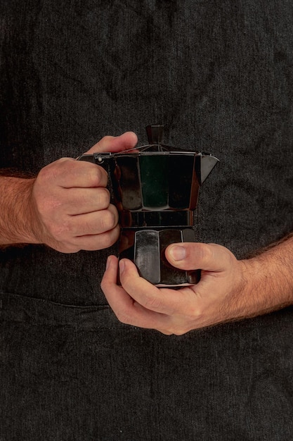 Hombre preparando café italiano clásico en una cafetera italiana Moka,