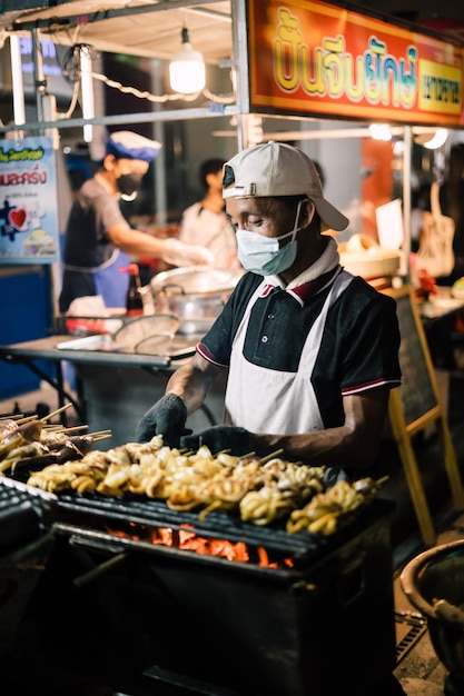 Hombre preparando comida en el mercado