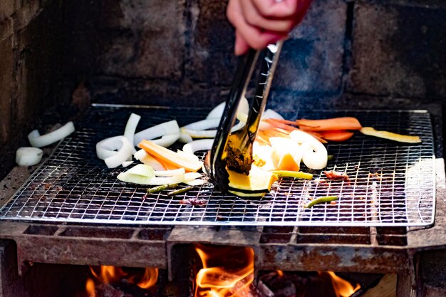 Hombre preparando comida en la parrilla de barbacoa