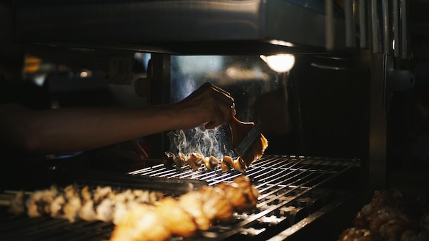 Hombre preparando comida en la parrilla de barbacoa