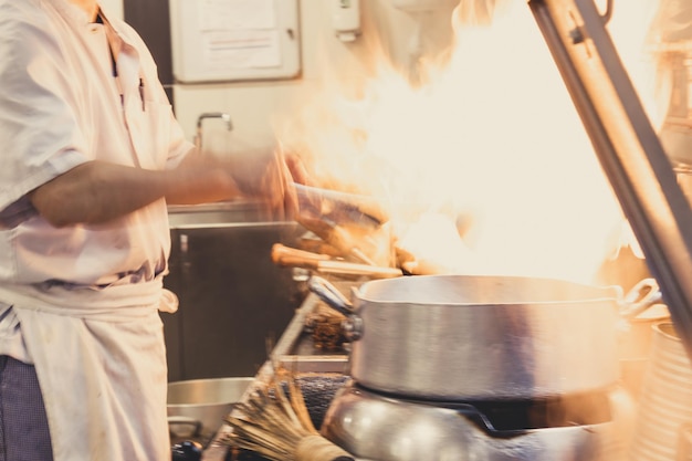 Hombre preparando comida en un restaurante