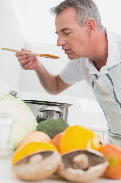 Hombre preparando comida con verduras en primer plano