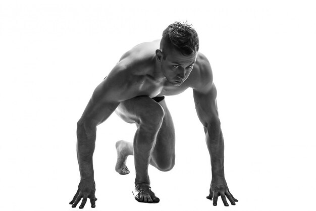 Hombre preparando para correr. silueta. aislar en blanco. foto en blanco y negro