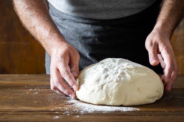 Hombre preparando masa para cocinar pan casero