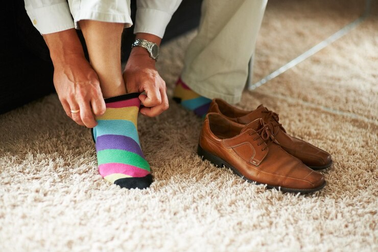 Foto hombre preparando zapatos y calcetines en la alfombra en casa vistiendo moda de negocios y comenzando el día hombre de negocios vistiéndose para el trabajo por la mañana pies en el suelo con estilo y armario para la carrera de la oficina