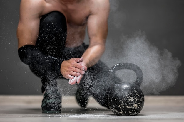 Foto hombre preparándose para el entrenamiento