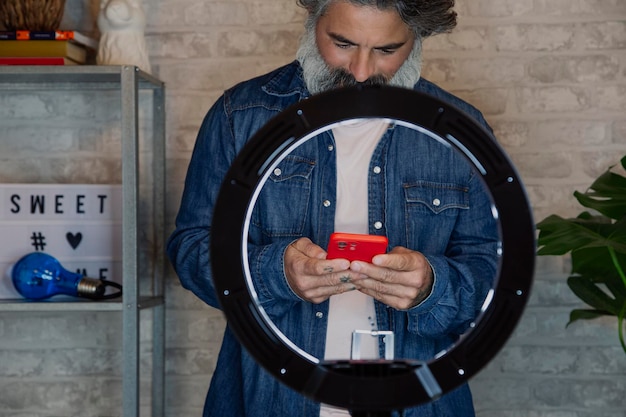 Hombre preparándose para hacer un blog de video con el teléfono inteligente