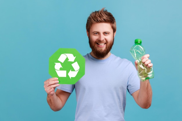 Hombre presionando la botella sosteniendo en la mano el letrero de reciclaje clasificación de basura de eliminación de plástico