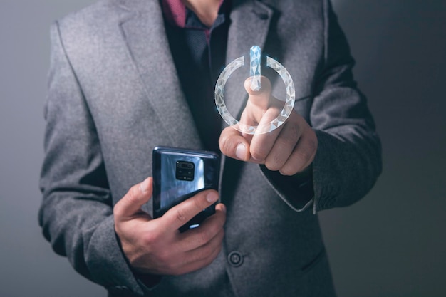 Hombre presionando el interruptor virtual mientras sostiene el teléfono