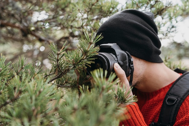 Foto hombre de primer plano con cámara