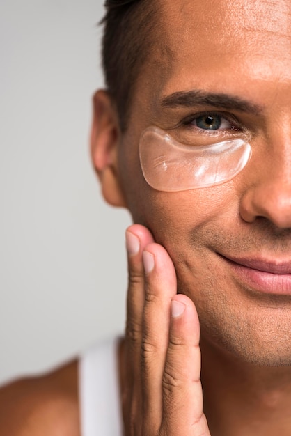 Foto hombre de primer plano con parche en el ojo