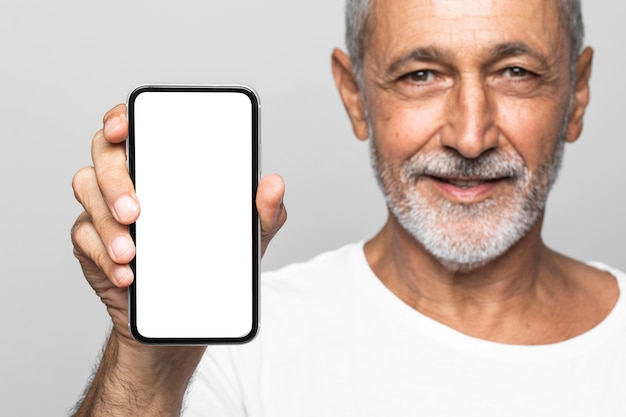 Hombre de primer plano con smartphone