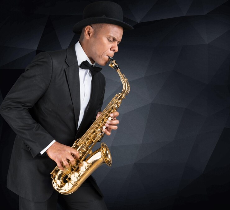 Foto hombre de primer plano tocando el saxofón en el fondo