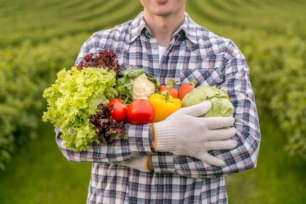 Hombre de primer plano con verduras