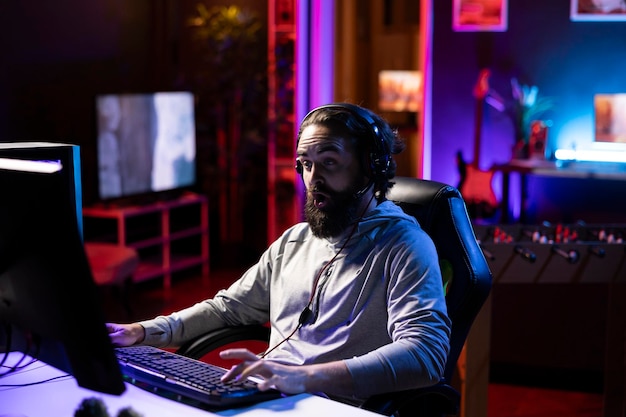 Hombre probando diferentes enfoques para ganar un videojuego mientras transmite para los fanáticos