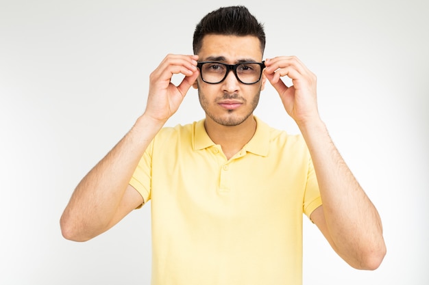 Hombre probándose gafas para visión sobre un fondo blanco.