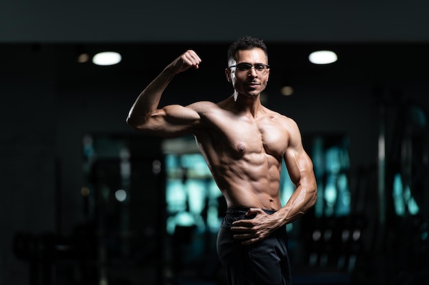 Foto hombre con problemas de senos flexionando los músculos