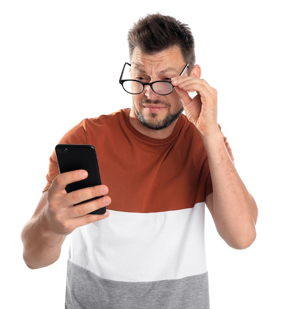 Foto hombre con problemas de visión con smartphone sobre fondo blanco.