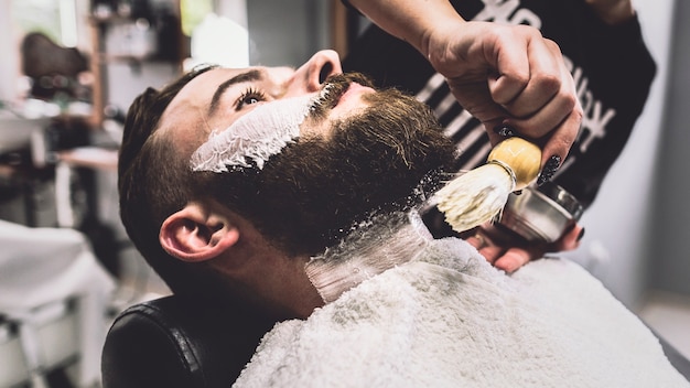 Hombre en procedimiento de afeitado