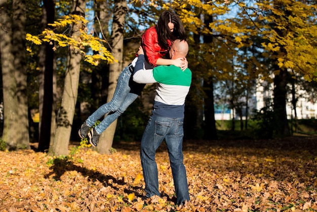 hombre, proceso de llevar, mujer, paseo, por, otoño, bosque