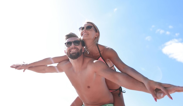 hombre, proceso de llevar, mujer, piggyback, en, playa