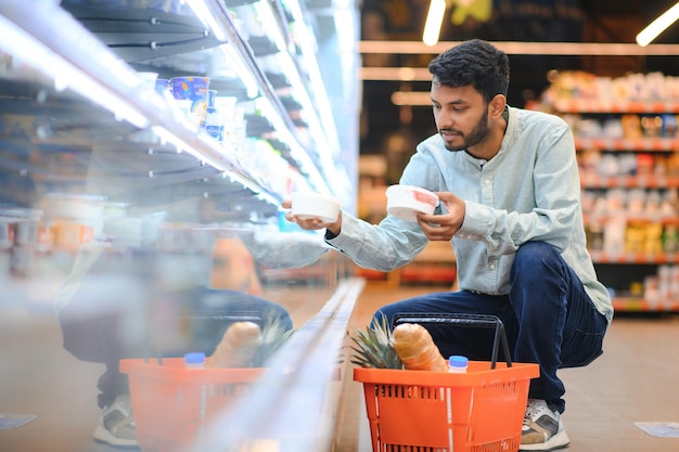 Hombre en los productos de la tienda de comestibles