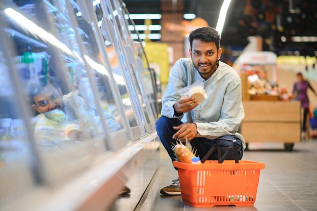 Hombre en los productos de la tienda de comestibles