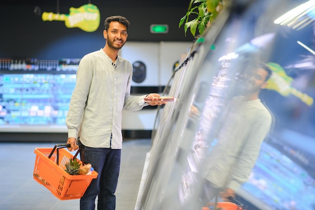 Hombre en los productos de la tienda de comestibles