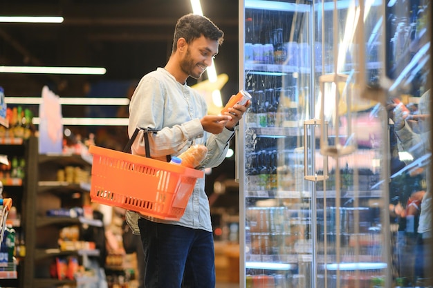 Hombre en los productos de la tienda de comestibles