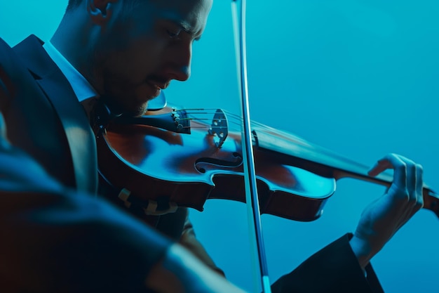 Foto hombre profesional tocando el violín en traje.