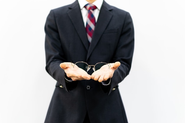 Un hombre profesional con traje.