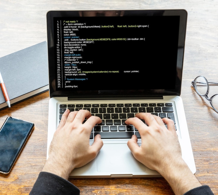 Foto hombre programando en un fondo de oficina de computadoras