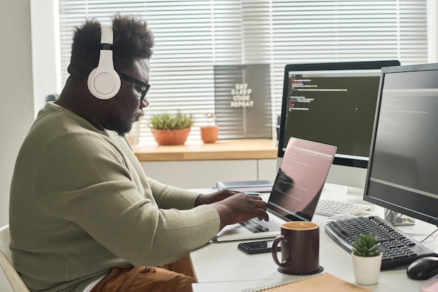 Hombre programando nuevas aplicaciones en una laptop