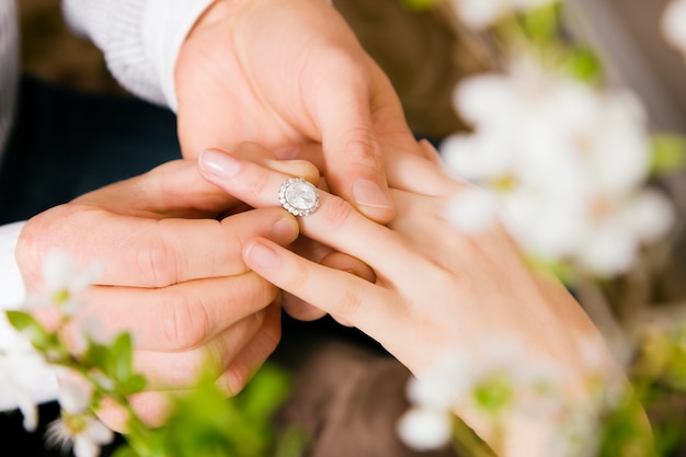 Hombre prometiendo boda a mujer