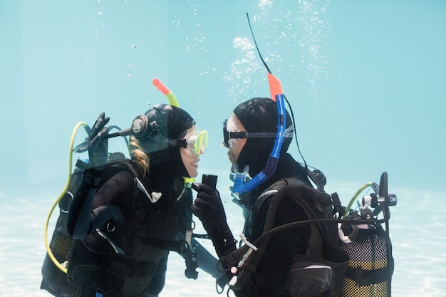 Hombre proponiendo matrimonio en equipo de buceo