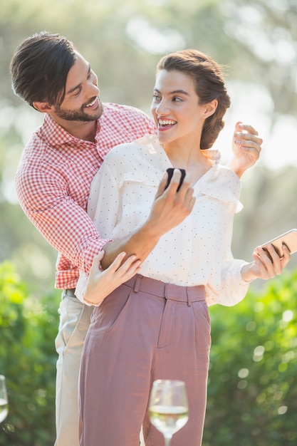 Foto hombre proponiendo una mujer con un anillo