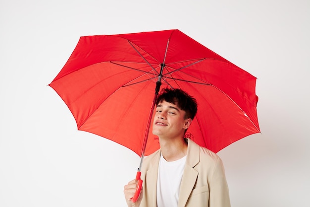 Hombre protección contra la lluvia en la mano estilo moderno fondo claro inalterado