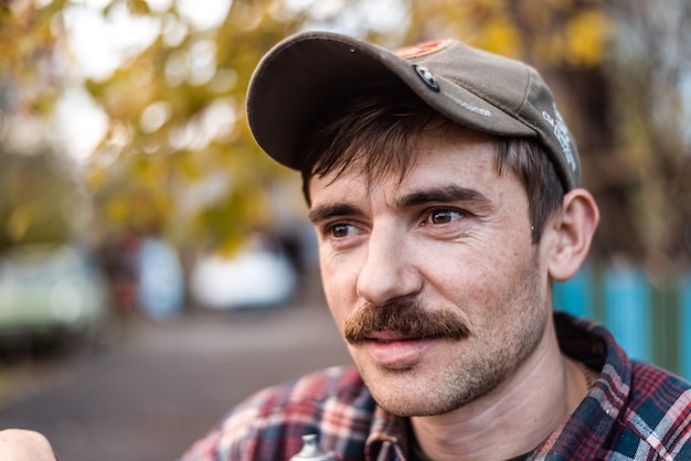 El hombre en el pueblo en un gorro con bigote