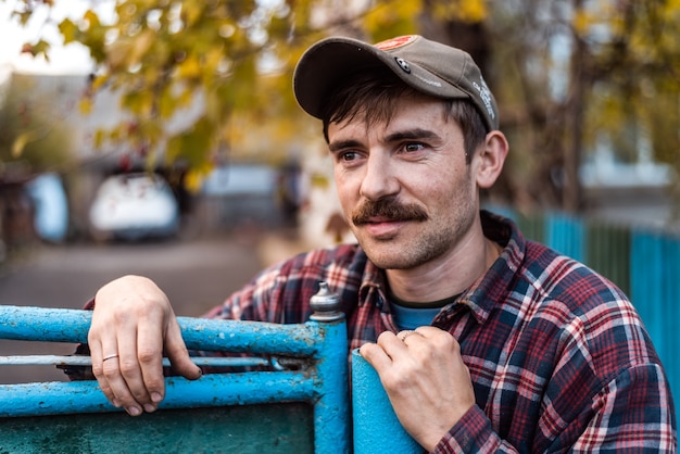 El hombre en el pueblo en un gorro con bigote