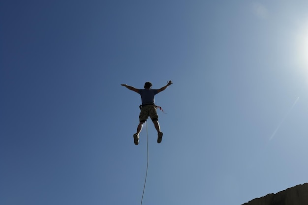 Hombre puenting Generar Ai