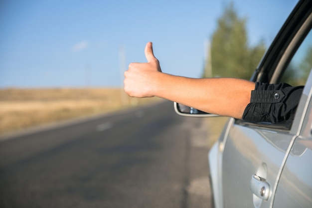 Hombre pulgar sentado en el carxA