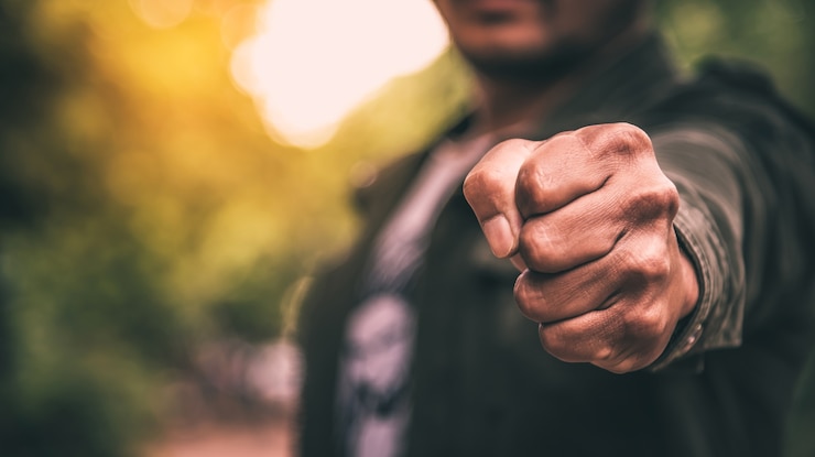 Foto un hombre con los puños cerrados de ira