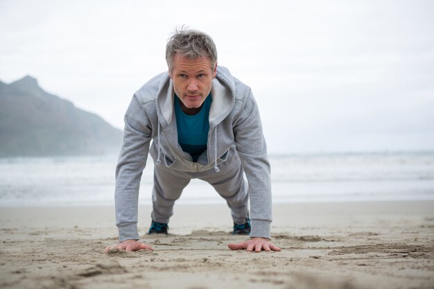 Hombre push-up en la playa