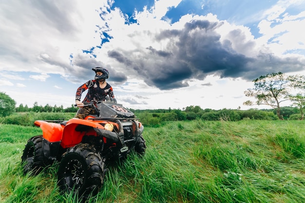 Hombre en el quad atv corriendo en pista de barro