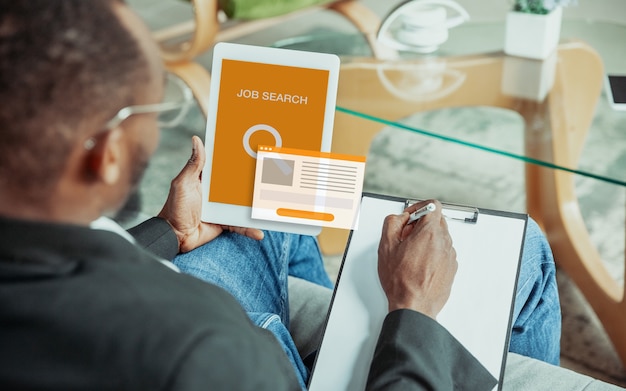 Hombre que busca trabajo durante la crisis mundial. Encuentre un trabajo en línea.